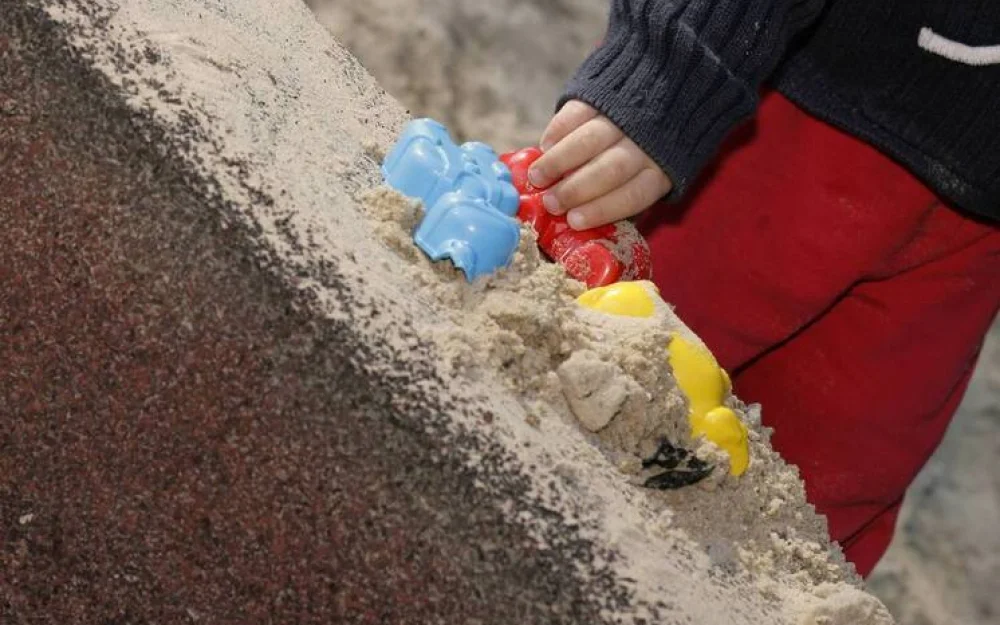 Несколько школ закрылось из-за отзыва токсичного песка для игр
