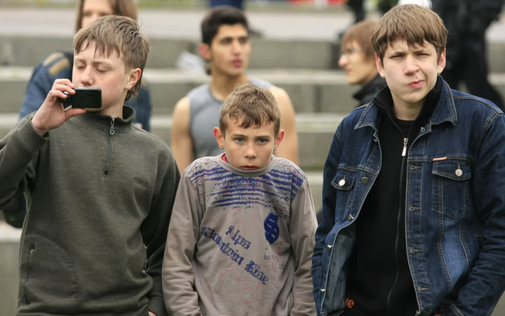 «Я нюхал клей»: дети 11-12 лет имеют больше вредных привычек, чем думают их родители