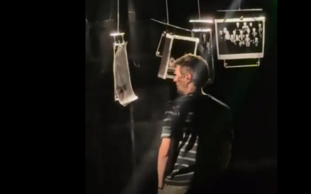 11 кг рентгеновских снимков и душа наружу: необычный спектакль показали в театре «Шалом»