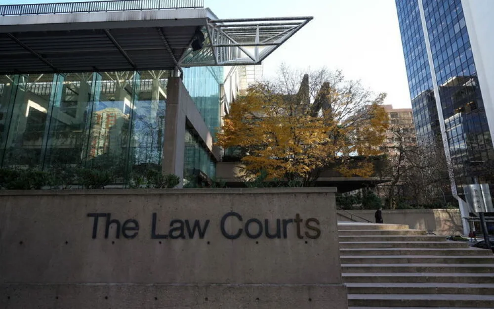 Нерадивый грабитель попал на камеры с телевизором в руках: отрицал очевидное преступление