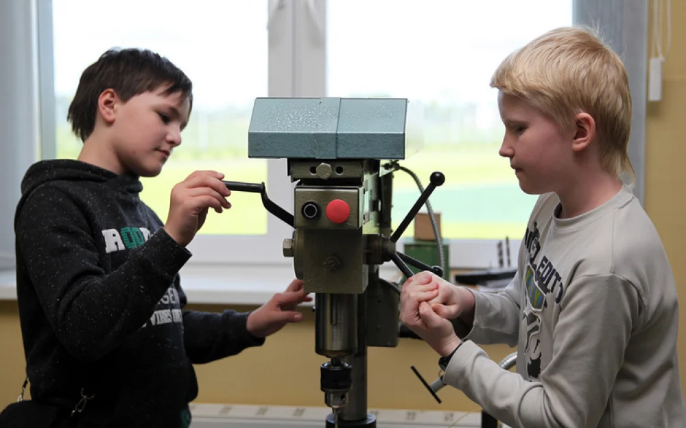 Вязали бесконечный шарф и шили трусы: кому и зачем пригодились уроки труда