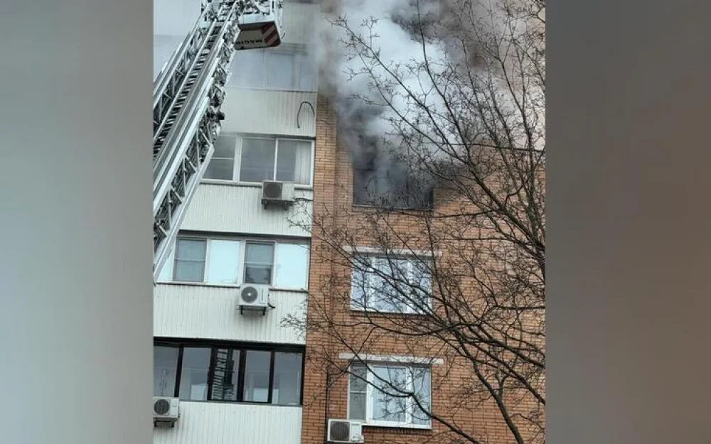 Названа возможная причина пожара в доме на юге Москвы