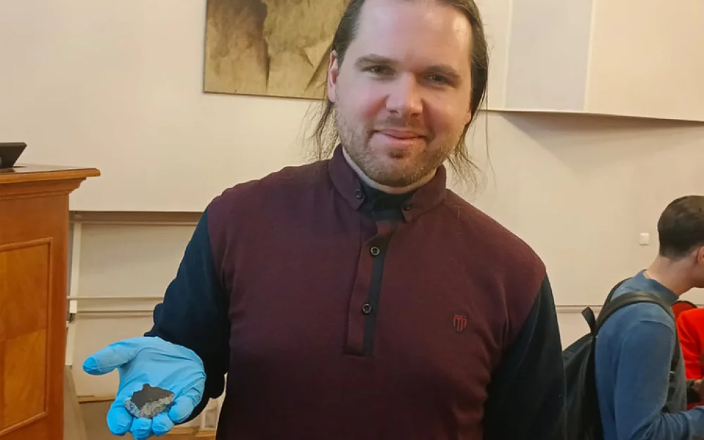 Его назвали Окуловка: метеорит, упавший в конце октября, представили в Москве