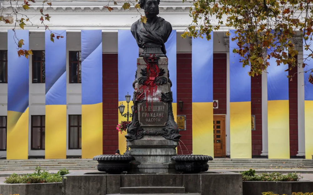 Пушкин в «коробе» из фанеры в Одессе: реакция соцсетей