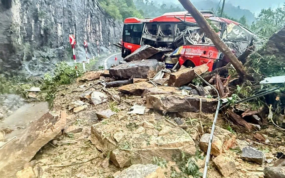 Минимум 6 человек погибли в результате жуткого схода оползня на пассажирский автобус
