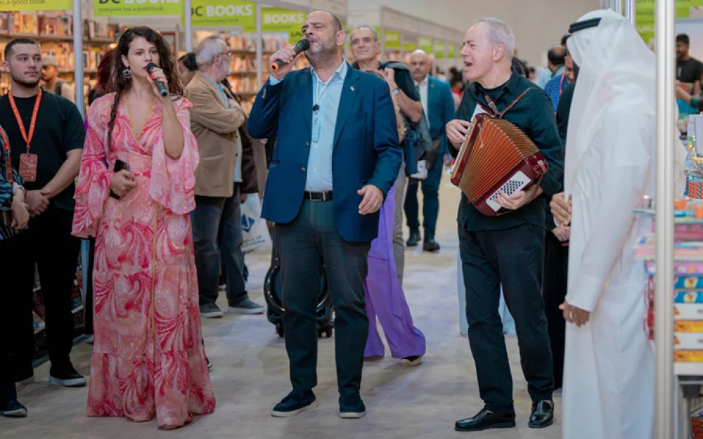 На книжной ярмарке в Шардже остроты дискуссиям придают арабские сладости