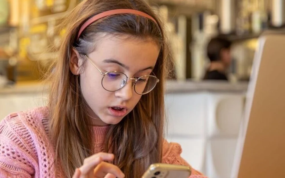 Школьница подала иск за видео с обезглавливанием и порно на смартфонах