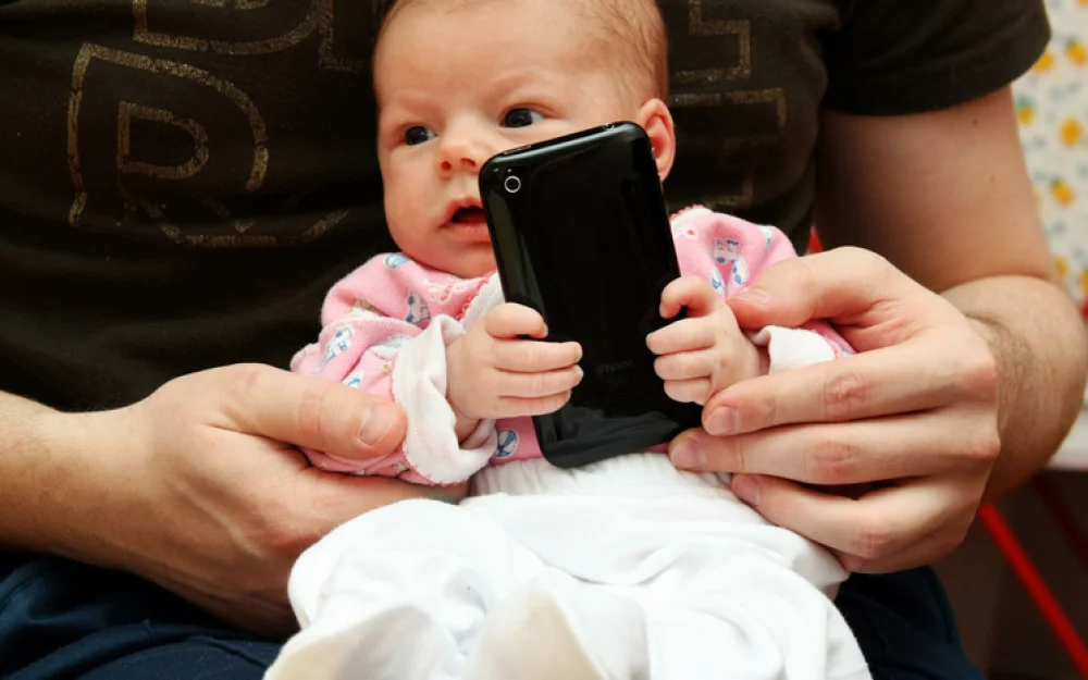 Малыш на связи: для детей предлагают создать специальные сим-карты