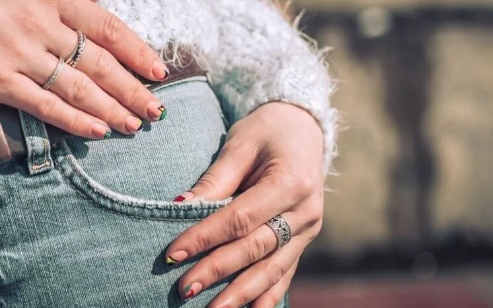 Часы, презервативы или фото Ленина: в Сети опять спорят о маленьком кармашке на джинсах