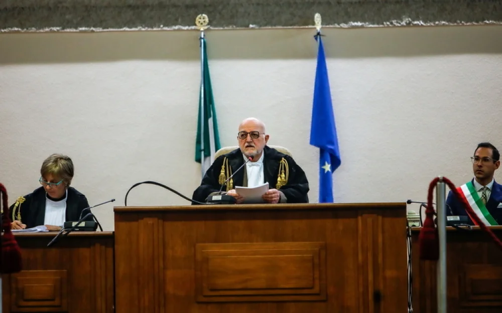 Решение суда об изъятии детей у живущей в лесу  пары разделило страну