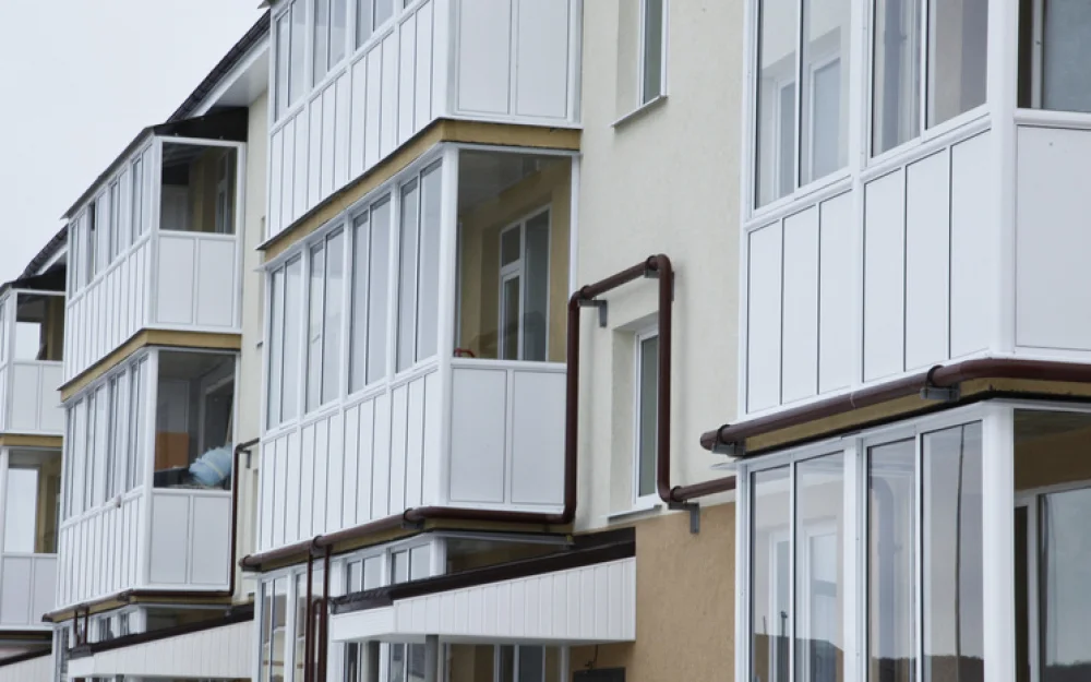 В Москве школьница случайно упала с четвертого этажа, развешивая белье