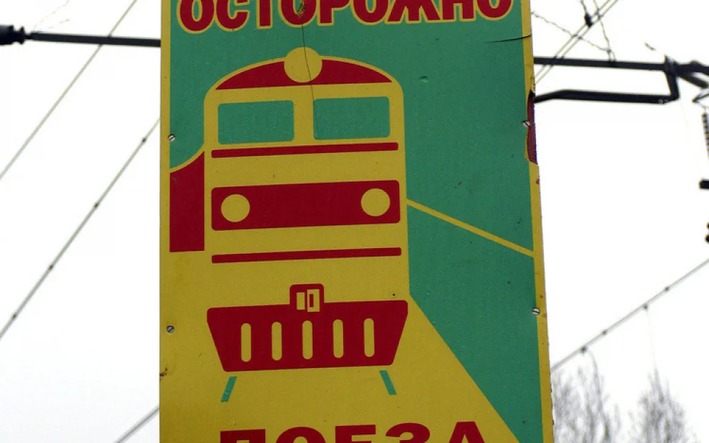 «Приучаются игнорировать красный»: названы причины смертей на железнодорожных переходах