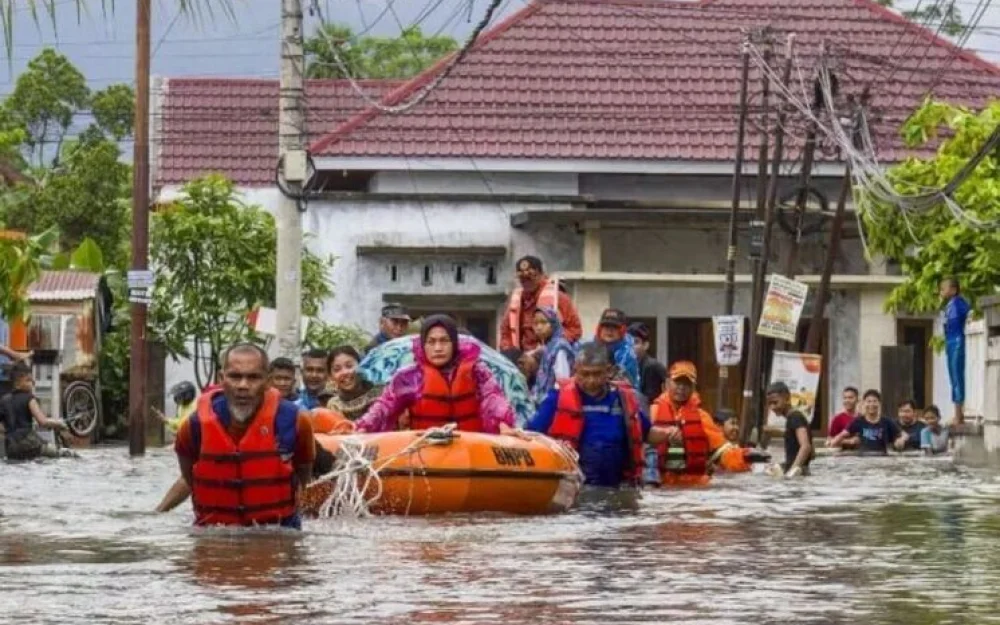По меньшей мере 500 человек погибли в результате наводнений и оползней