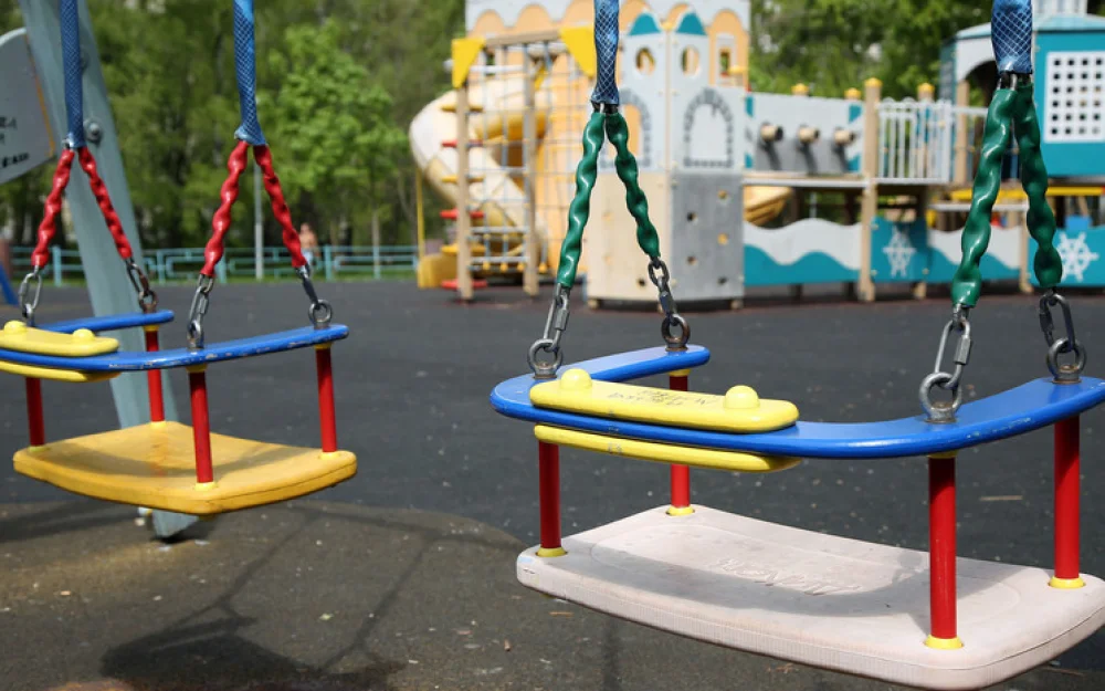 Воспитатель детского сада пугает штрафами тех, кто откроет дверь ребенку с аутизмом