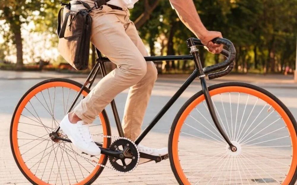 В европейской столице высмеяли ограничения скорости для велосипедистов и скейтеров