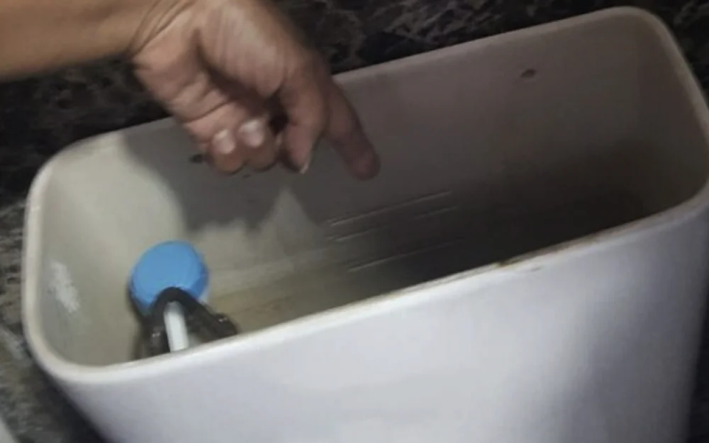 Живую новорождённую девочку обнаружили в сливном бачке унитаза