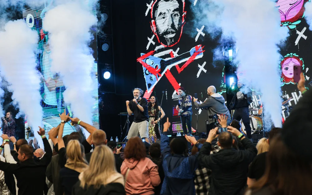 «Деградировать вместе»: Шнуров в новых песнях рассказал как пережить лихие времена