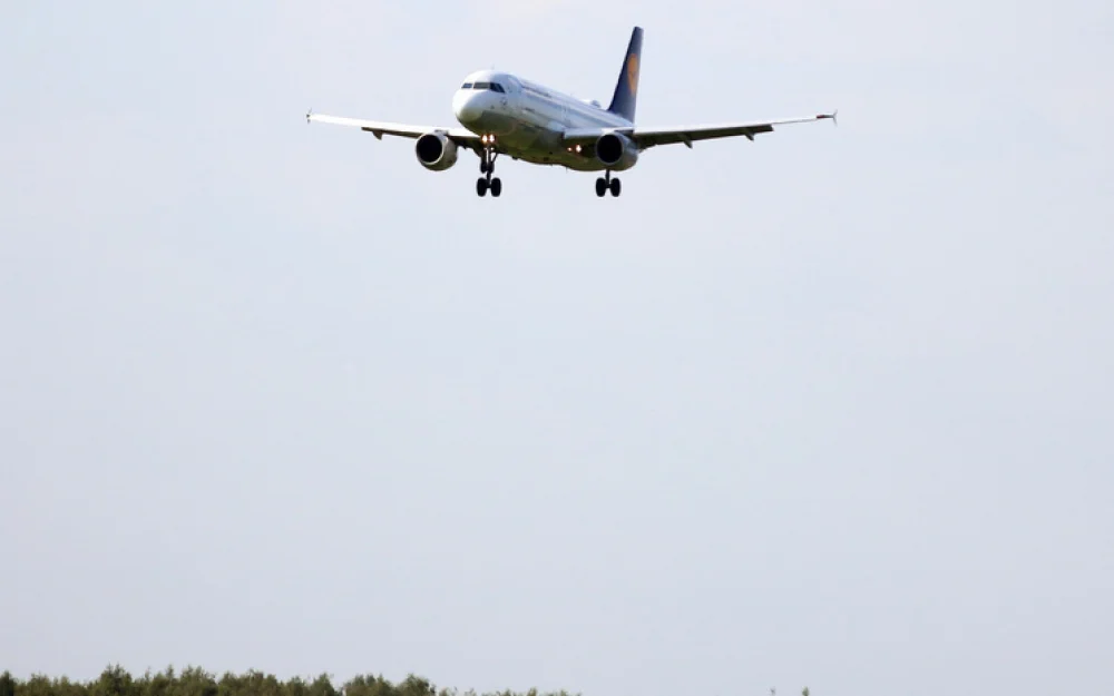 Самолет экстренно приземлился из-за загадочного «душка»: пять человек госпитализированы