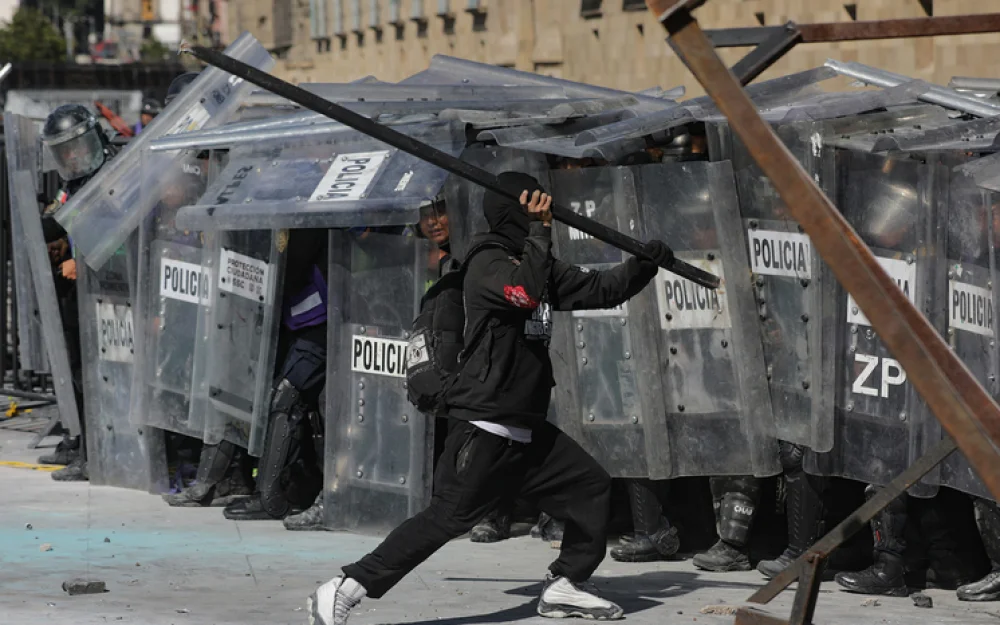 Протесты Поколения Z переросли в насилие из-за гнева по поводу смерти мэра