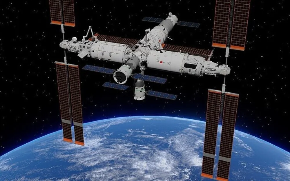 Возвращение астронавтов с космической станции отложено после столкновения корабля с обломками