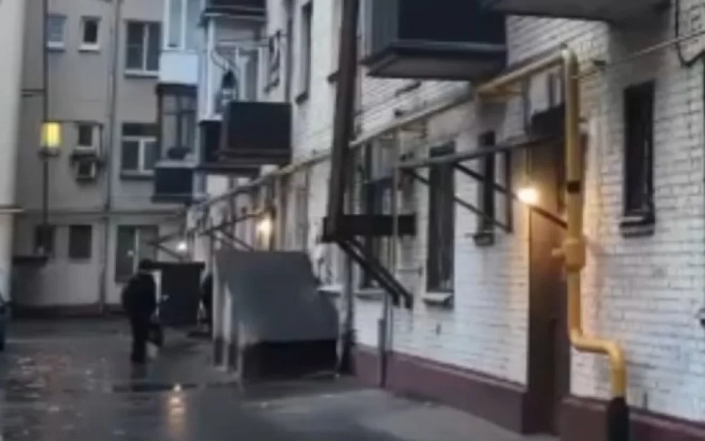 «Издавал неестественные звуки»: квартиру силовика, выбросившего в окно путану, вскрывала полиция