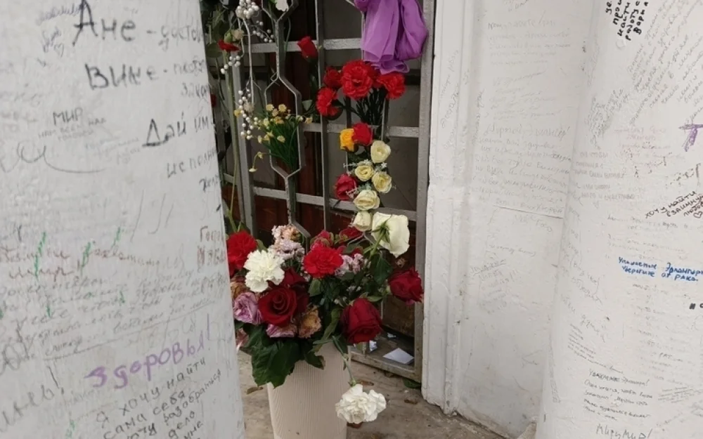 Вандализм или жажда чуда: как склеп мукомольного короля стал «бюро жалоб» для отчаявшихся москвичей