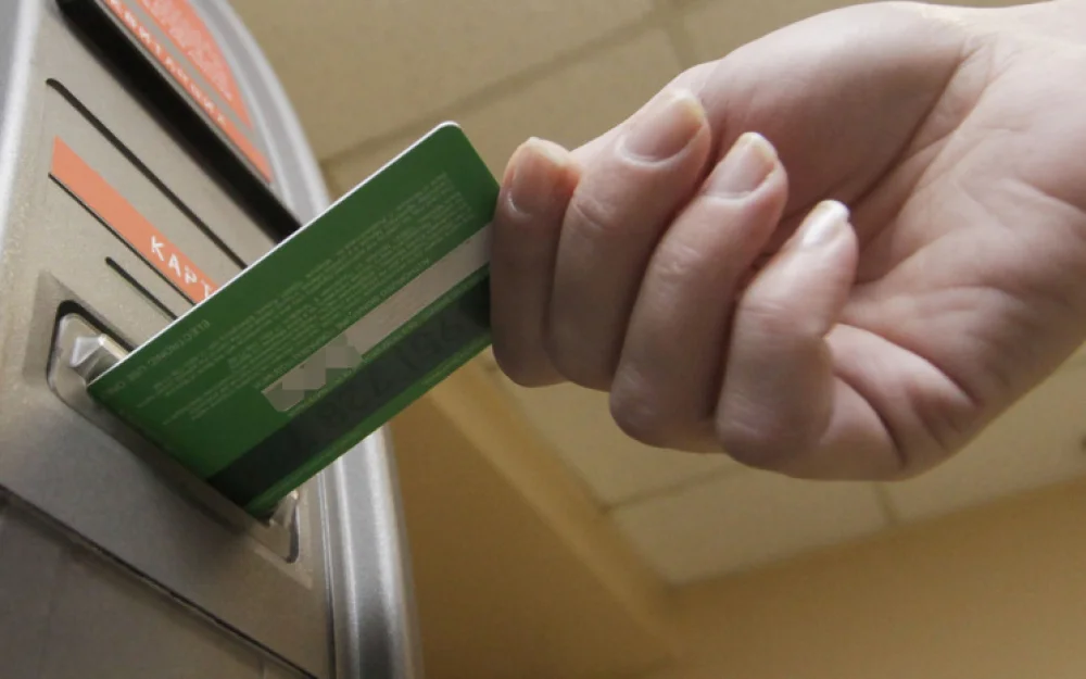 «Система перегнула палку»: россияне стали чаще жаловаться на блокировки банковских счетов