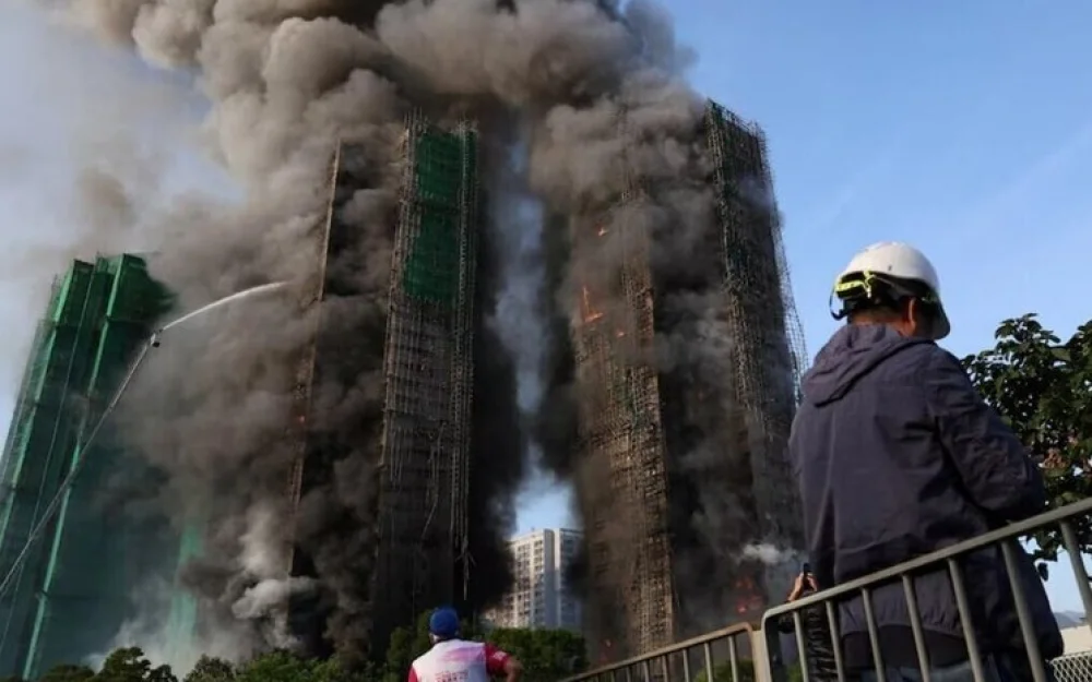 Трое арестованы после страшного пожара в высотном жилкомплексе с десятками жертв