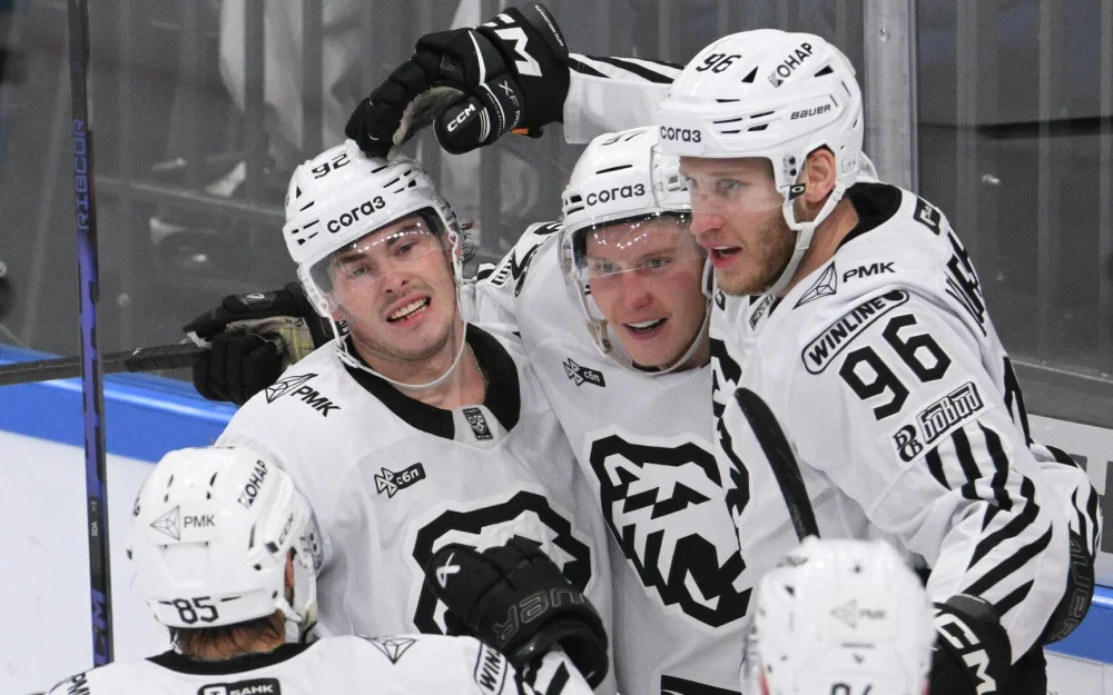 Трактор разнес Шанхайских драконов, забросив девять безответных шайб