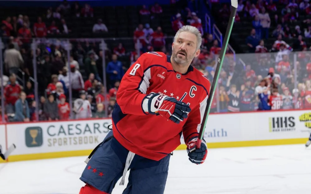 Канадец, пропустивший от Овечкина исторический гол, едва не украл его шайбу