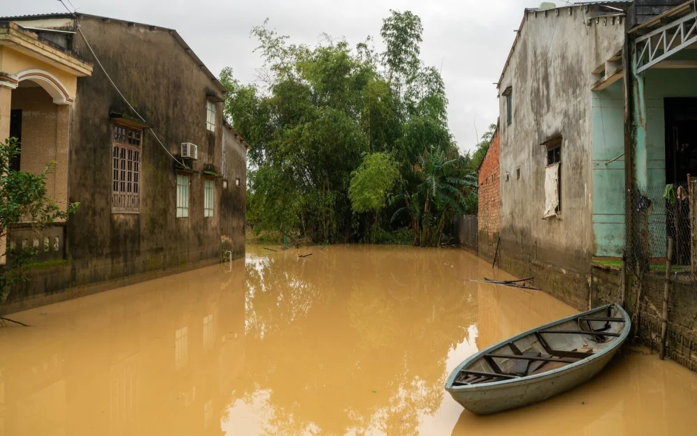 Число погибших из-за наводнений во Вьетнаме выросло до 90