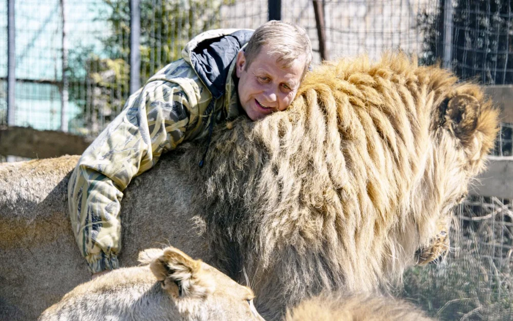 В Крыму директор сафари-парка, переживший нападение льва, вернулся к работе