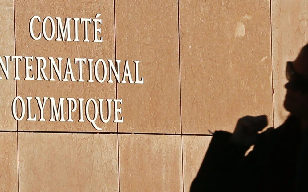 МОК запретит трансгендерам* участвовать в женских турнирах на Олимпиаде, пишут СМИ