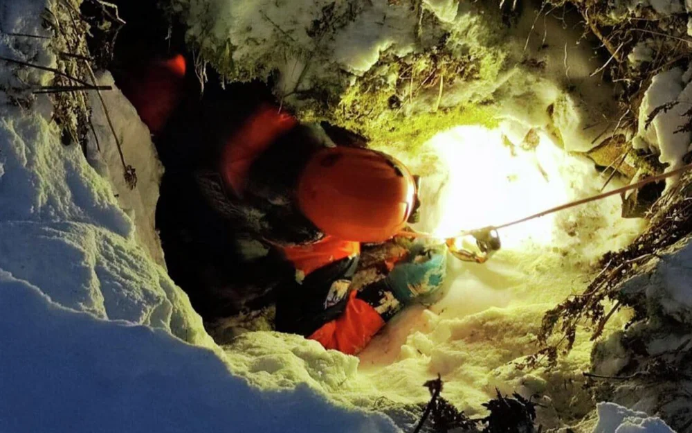 Спасатели обследовали еще одну пещеру в поисках семьи Усольцевых