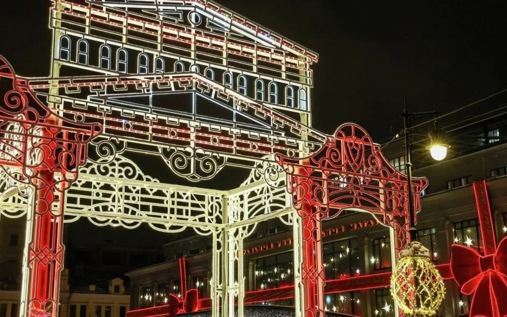 В Москве завершили монтаж новогодней арки на Кузнецком мосту