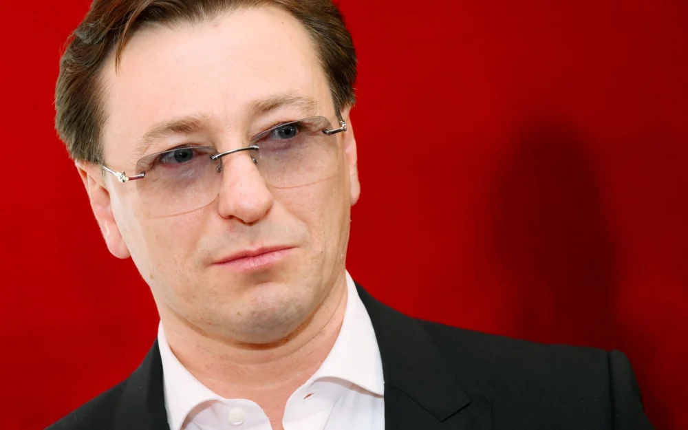 Безруков подал в суд из-за продажи масок с его лицом