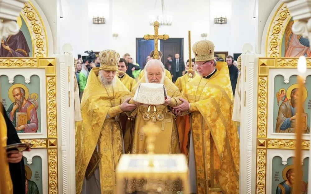 Патриарх Кирилл посоветовал храму поднять повыше подаренную им икону