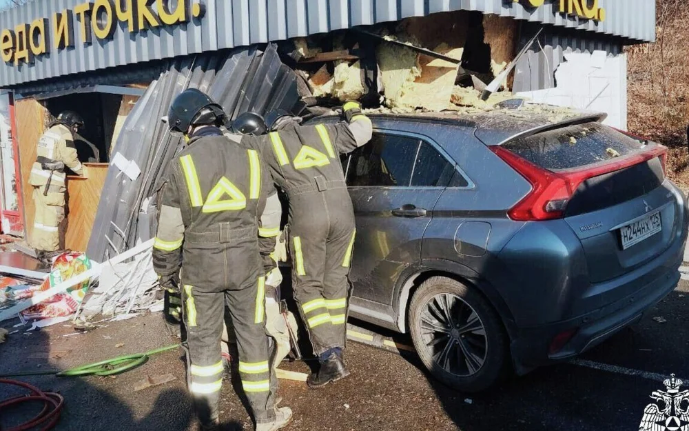 Во Владивостоке иномарка врезалась в придорожное кафе, погиб один человек