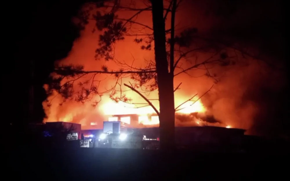 Под Екатеринбургом локализовали пожар в здании со стройматериалами