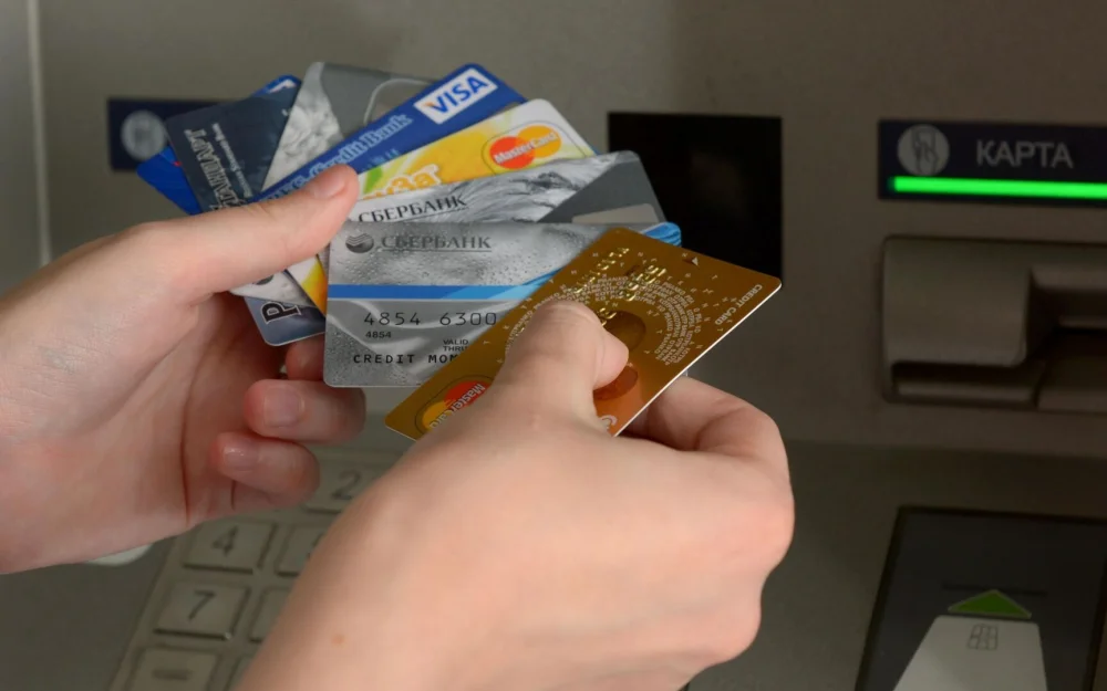 В Госдуме предложили отменить комиссию на переводы между родственниками