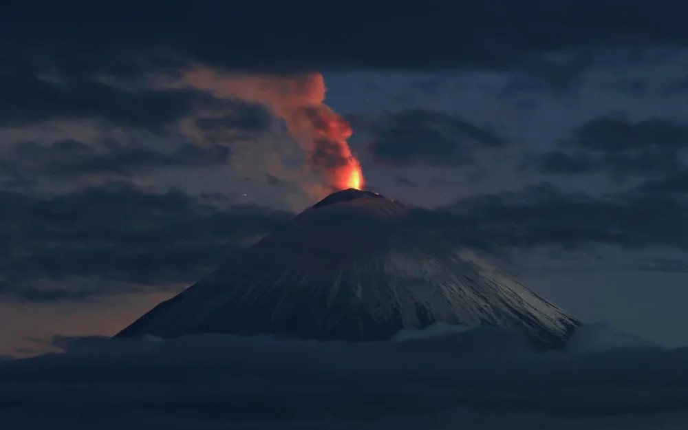 Вулкан Крашенинникова выбросил столб пепла на высоту 2,4 километра