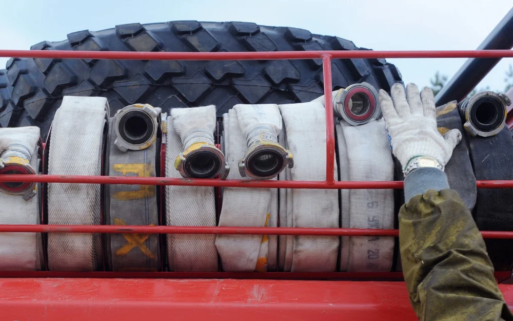 В Махачкале потушили пожар в мебельном цехе