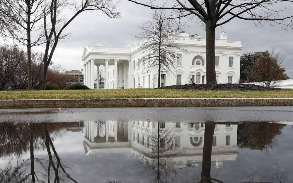 Один из участников мероприятия в Белом доме упал в обморок