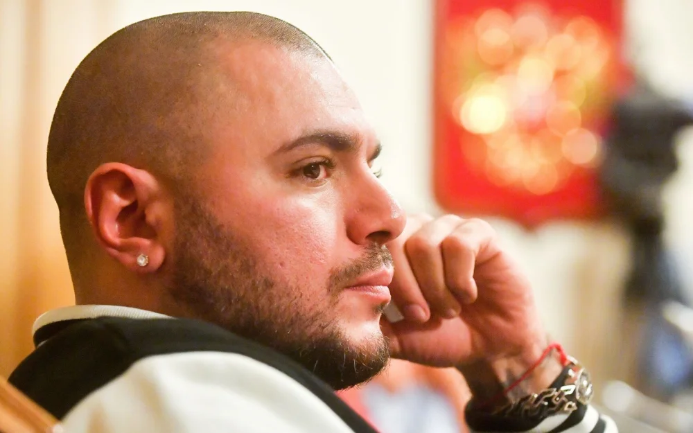 Приставы взыскивают с Птахи долг более 300 тысяч рублей