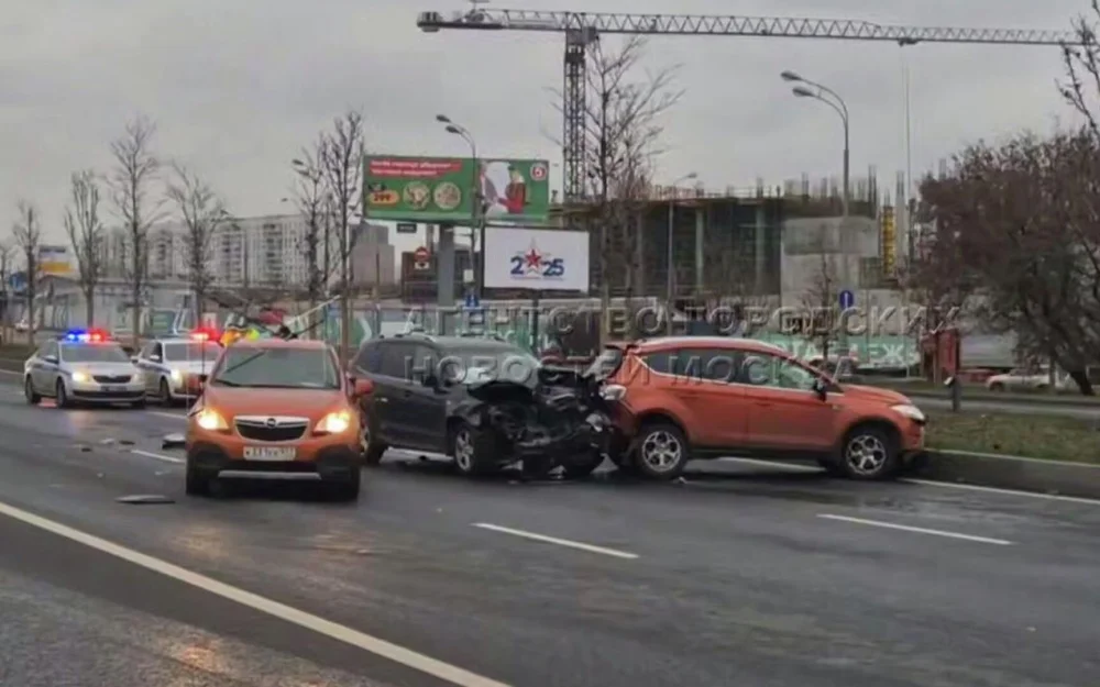 В Москве вертолет эвакуировал девушку после ДТП с тремя автомобилями