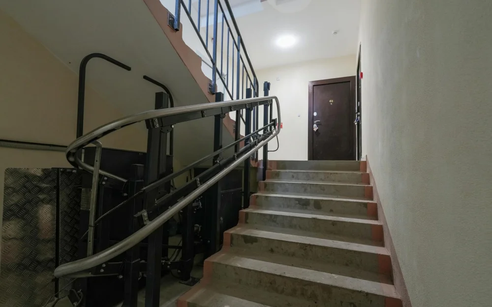 Россиян предупредили о штрафах за хранение колясок в подъездах