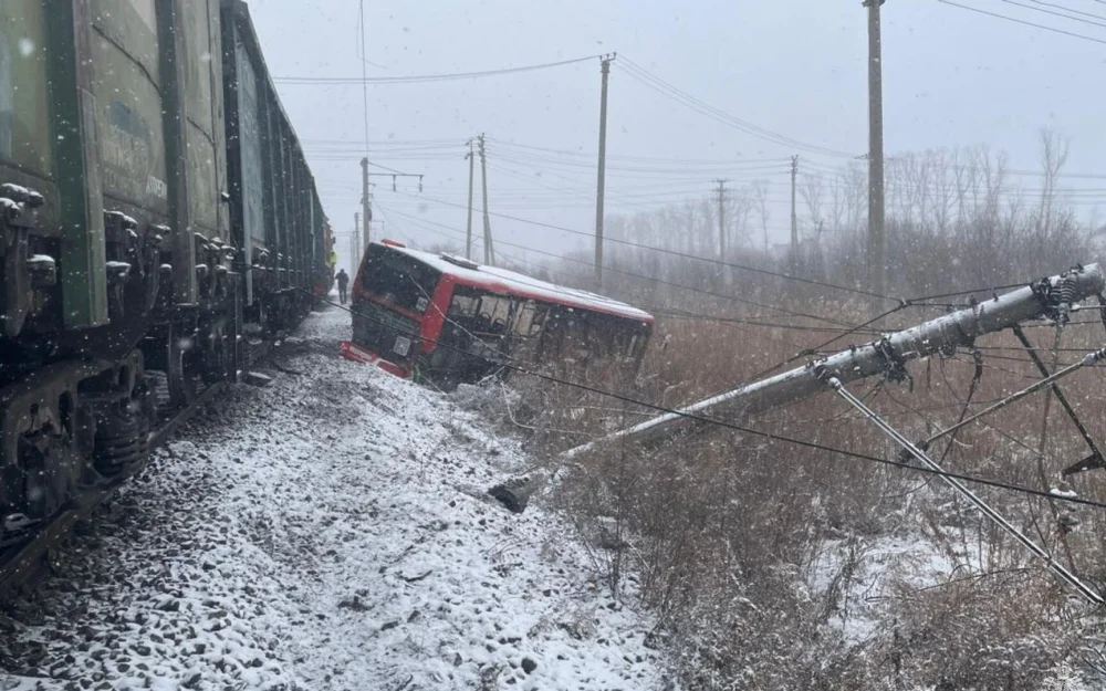 В Хабаровске автобус столкнулся с грузовым составом