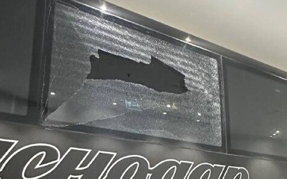 В Краснодаре неизвестные разбили стекло автобуса Спартака