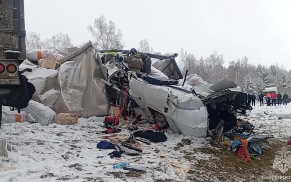 В Иркутской области столкнулись четыре грузовика, есть погибшие и раненые