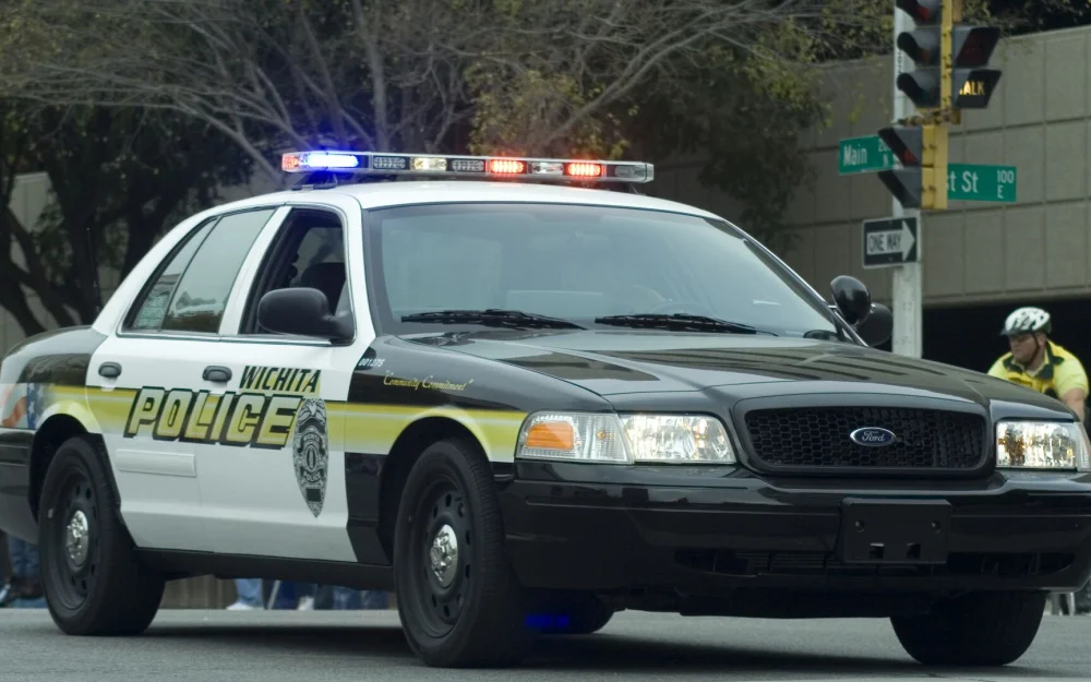 В перестрелке в Канзасе пострадали четверо силовиков США, сообщает AP